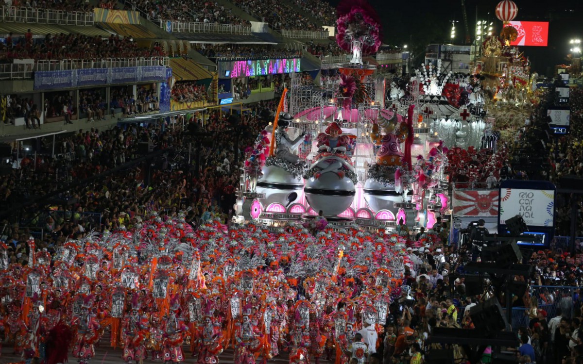 Viradouro foi a quinta escola a desfilar na Sapuca&iacute; neste primeiro dia do Especial