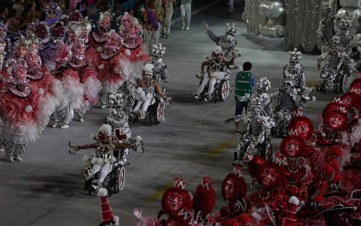 Viradouro foi a quinta escola a desfilar na Sapuca&iacute; neste primeiro dia do Especial