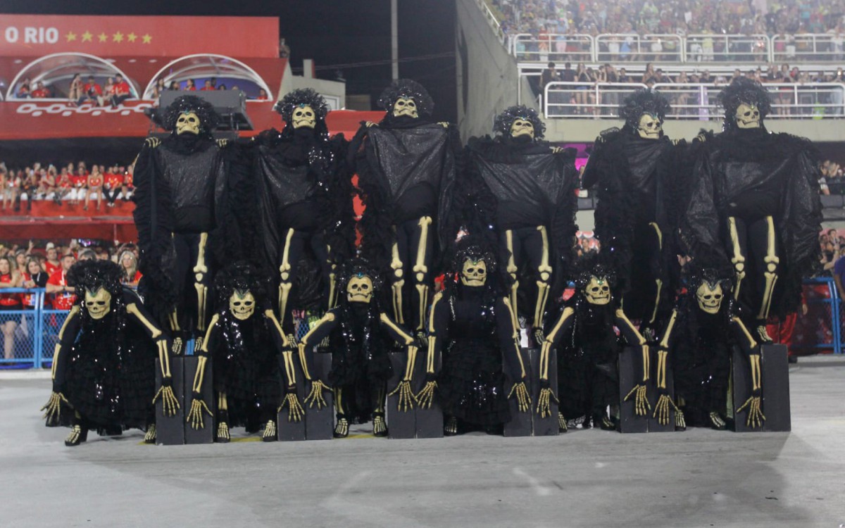 Viradouro foi a quinta escola a desfilar no Especial neste primeiro dia