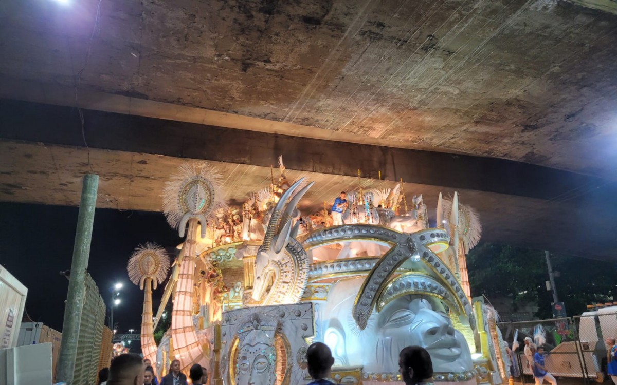 Carro alegório da Beija-Flor tem dificuldade em ultrapassar viaduto - Foto: Lucas Cardoso / Agência O Dia