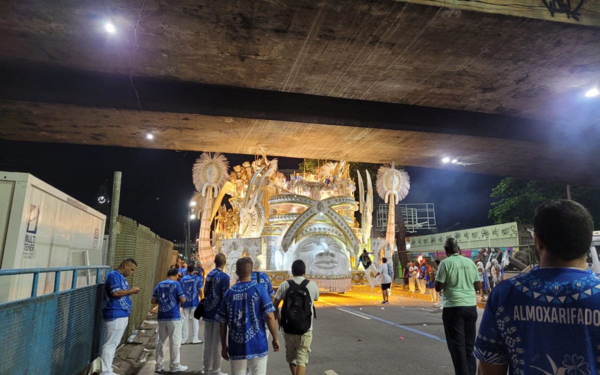 Carro alegório da Beija-Flor tem dificuldade em ultrapassar viaduto - Foto: Lucas Cardoso / Agência O Dia
