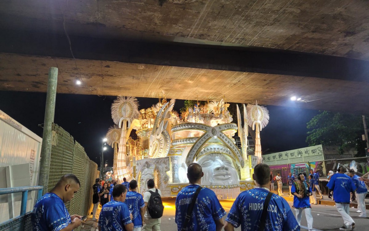 Carro alegório da Beija-Flor tem dificuldade em ultrapassar viaduto - Foto: Lucas Cardoso / Agência O Dia