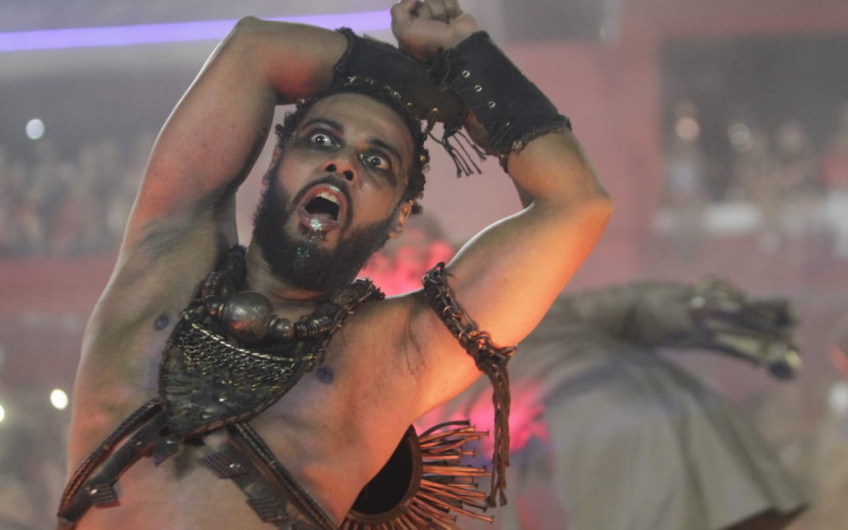 Beija-Flor fechou o primeiro dia de desfiles do Grupo Especial