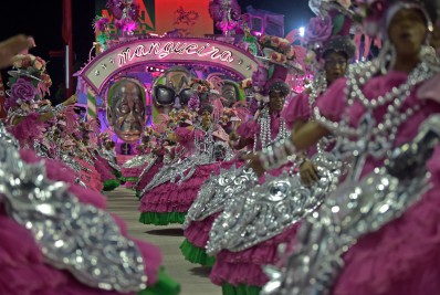 Com homenagens a baluartes, Mangueira faz desfile com problemas na Sapucaí
