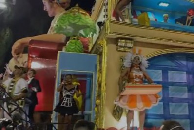 Samantha Schmutz chora antes de desfile da São Clemente que homenageia Paulo Gustavo