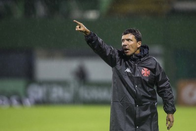 Zé Ricardo lamenta novo empate do Vasco na Série B: 'Cicatrizes abertas'