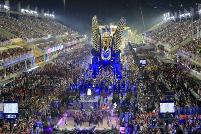 Beija-Flor retoma velho estilo e se destaca com alegorias grandiosas