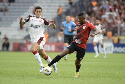 Flamengo se esforça, mas não evita derrota para Athletico-PR pelo Brasileirão