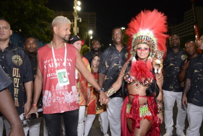 Viviane Araújo mostra barriguinha de gravidez na concentração