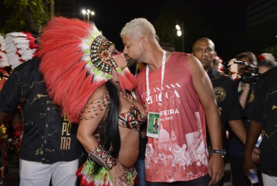 Viviane Araújo mostra barriguinha de gravidez na concentração