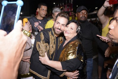 Mãe e viúvo de Paulo Gustavo chegam à concentração da São Clemente