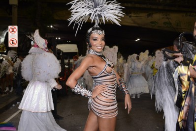 Ex-BBB Thelminha mostra sua fantasia na concentração