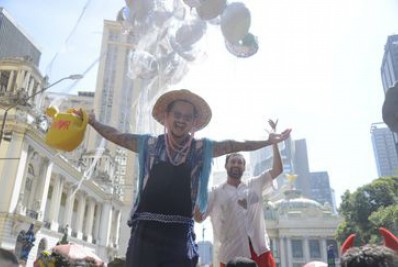Carnaval fora de época no Rio também tem blocos na rua