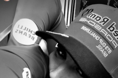 Caio Castro e a namorada, Daiane de Paula, posam coladinhos 