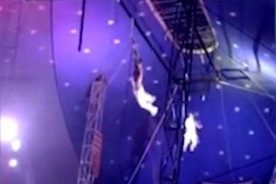Vídeo: trapezista se desequilibra e cai durante apresentação em estreia de circo 