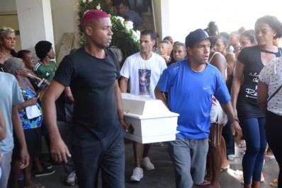 Menina imprensada por um carro alegórico é enterrada sob forte emoção