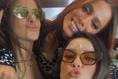Anitta, Camila Cabello e Juliette se encontram nos bastidores do Coachella
