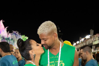 Grávida, Viviane Araújo troca beijos com marido em camarote na Sapucaí