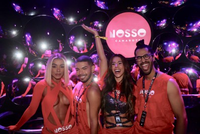 Ex-BBBs Brunna Gonçalves, Vyni, Larissa e Luciano se reencontram em camarote na Sapucaí