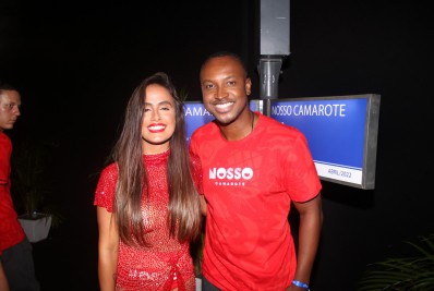 Thiaguinho e Carol Peixinho posam juntinhos em camarote na Sapucaí