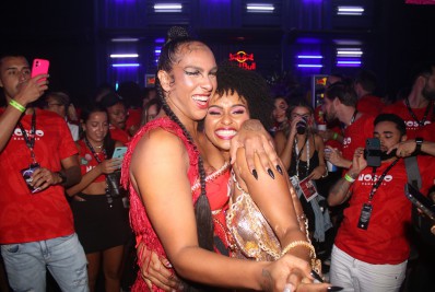 Ex-BBBs Natália Deodato e Linn da Quebrada se reencontram em camarote