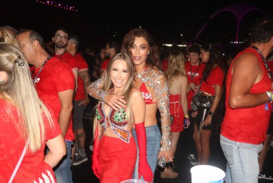 Juliana Paes e Carla Diaz se reencontram em camarote