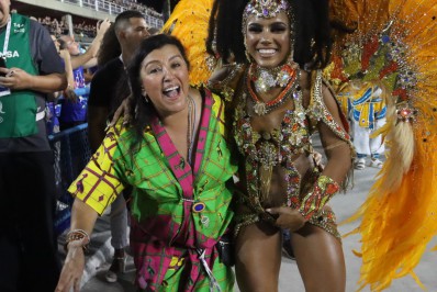 Segura! Fantasia de Mayara Lima rasga, e princesa da Tuiuti precisa sambar com a mão na genitália