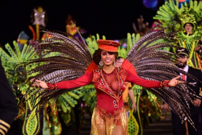Com look comportado, ex-BBB Lumena desfila pela Tom Maior em São Paulo