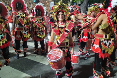 'Sempre foi o meu sonho', diz única mulher que toca repique na bateria da Acadêmicos do Salgueiro