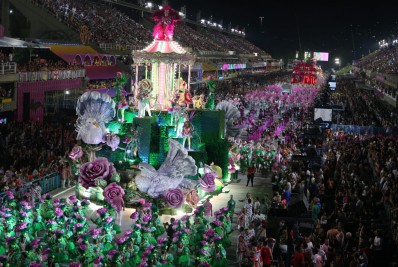 Fantasias e comissão de frente são destaques de desfile da Mangueira na Sapucaí