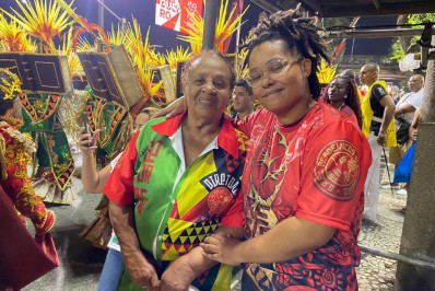 Torcedora do Salgueiro de 83 anos supera Covid-19 e retorna à Sapucaí