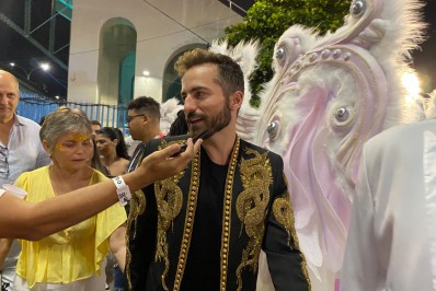 Viúvo de Paulo Gustavo vibra na concentração da São Clemente: 'Ele merece muito isso'