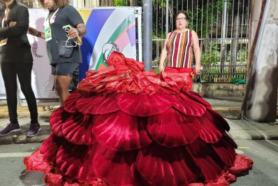 Baianas caem e são obrigadas a deixar desfile da Viradouro