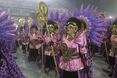 Exaltando o povo negro, Beija-Flor impressiona com alegorias imponentes e faz desfile quase sem erros 