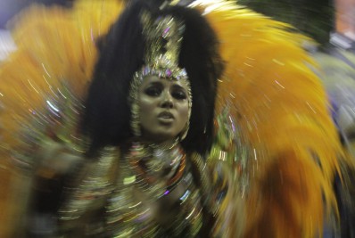 De luto, princesa de bateria do Tuiuti, Mayara Lima, dedica desfile à avó