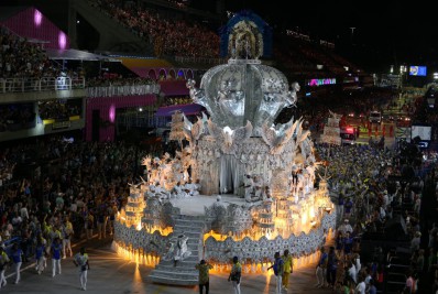 Canto da comunidade e bateria são destaques em desfile do Tuiuti