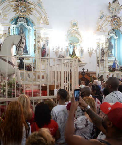Movimentação de fiéis na igreja de São Jorge no centro do Rio de Janeiro