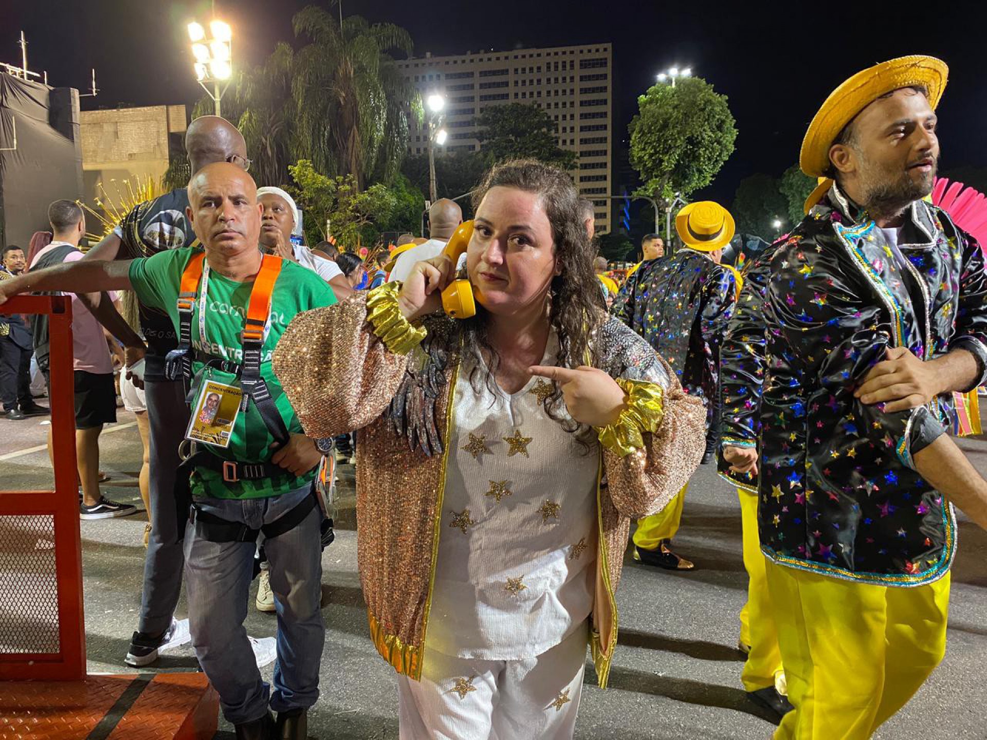 Ju Amaral, irm&atilde; de Paulo Gustavo, fez quest&atilde;o de aplaudir cada ala da S&atilde;o Clemente que entrava na Sapuca&iacute; - Thalita Queiroz / O DIA