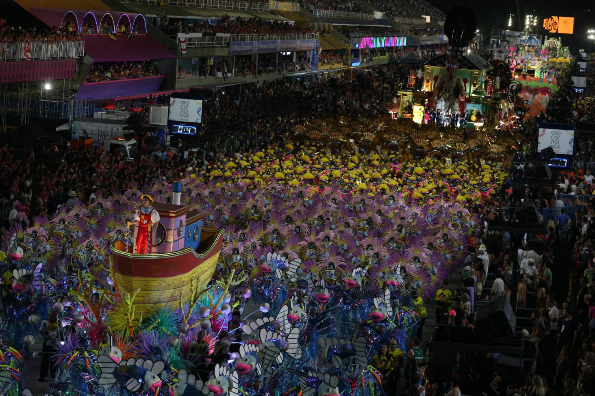 S&atilde;o Clemente foi a quarta escola a passar na Sapuca&iacute; neste primeiro dia de desfiles - Cleber Mendes / Ag&ecirc;ncia O Dia