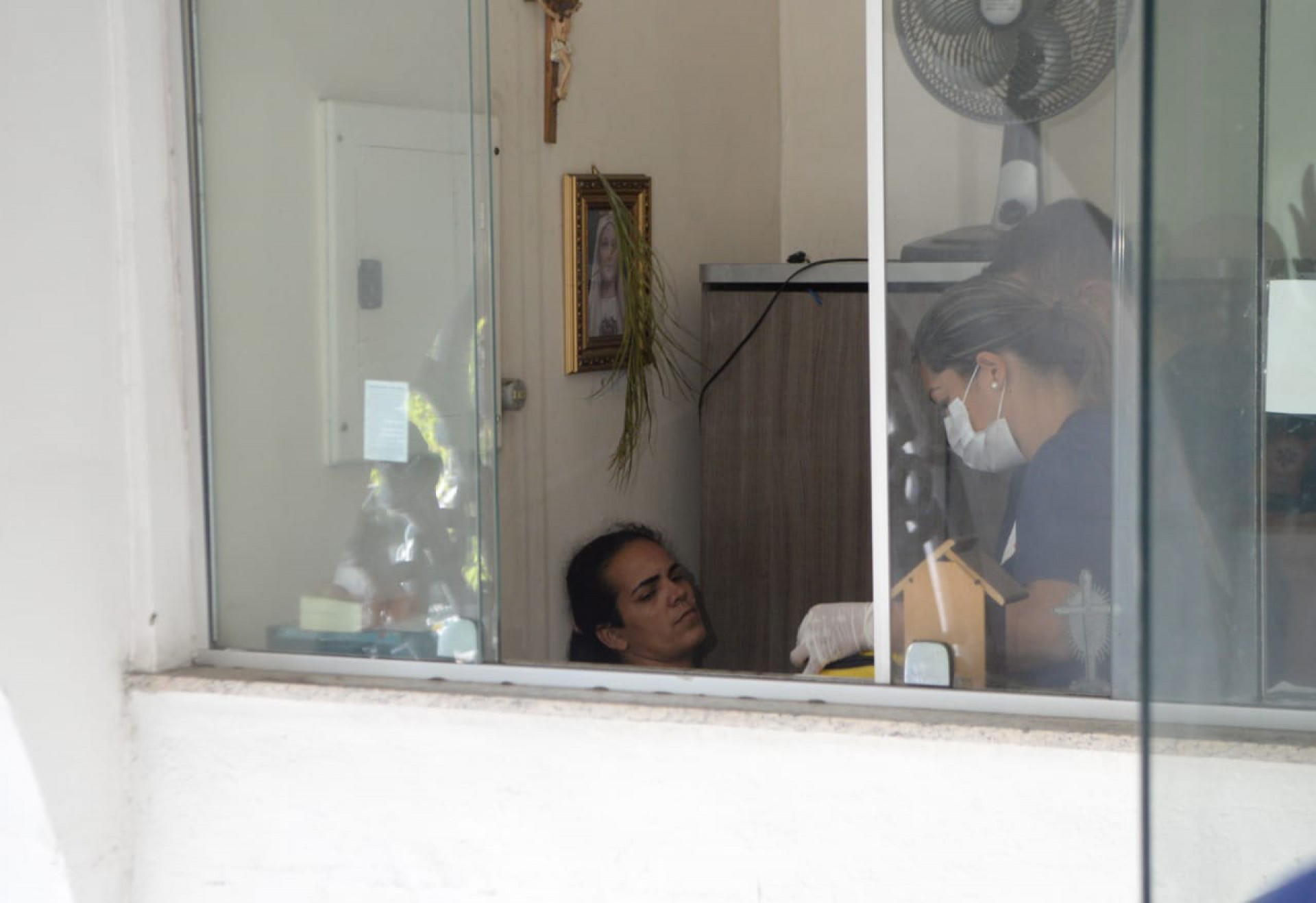 Grávida, Marcela precisou ser atendida pelo SAMU no Cemitério - Sandro Vox/Agência O Dia