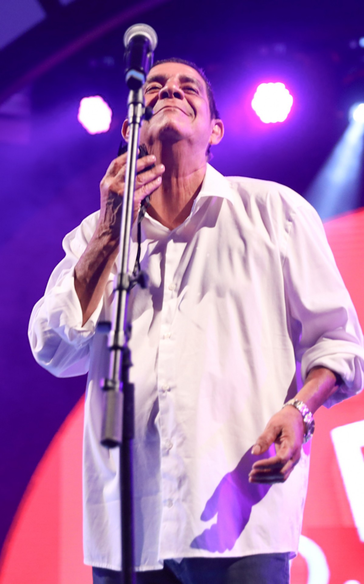 Zeca Pagodinho ganha calcinha de f&atilde; durante show em camarote na Sapuca&iacute;