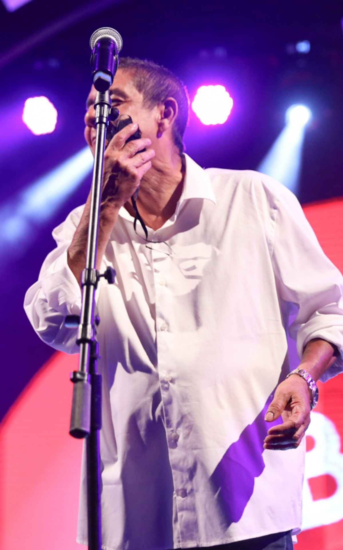 Zeca Pagodinho ganha calcinha de f&atilde; durante show em camarote na Sapuca&iacute;