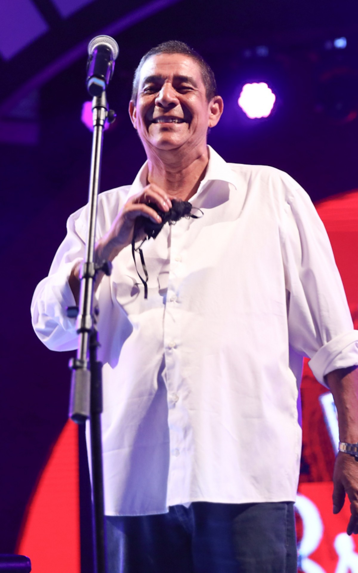 Zeca Pagodinho ganha calcinha de f&atilde; durante show em camarote na Sapuca&iacute;