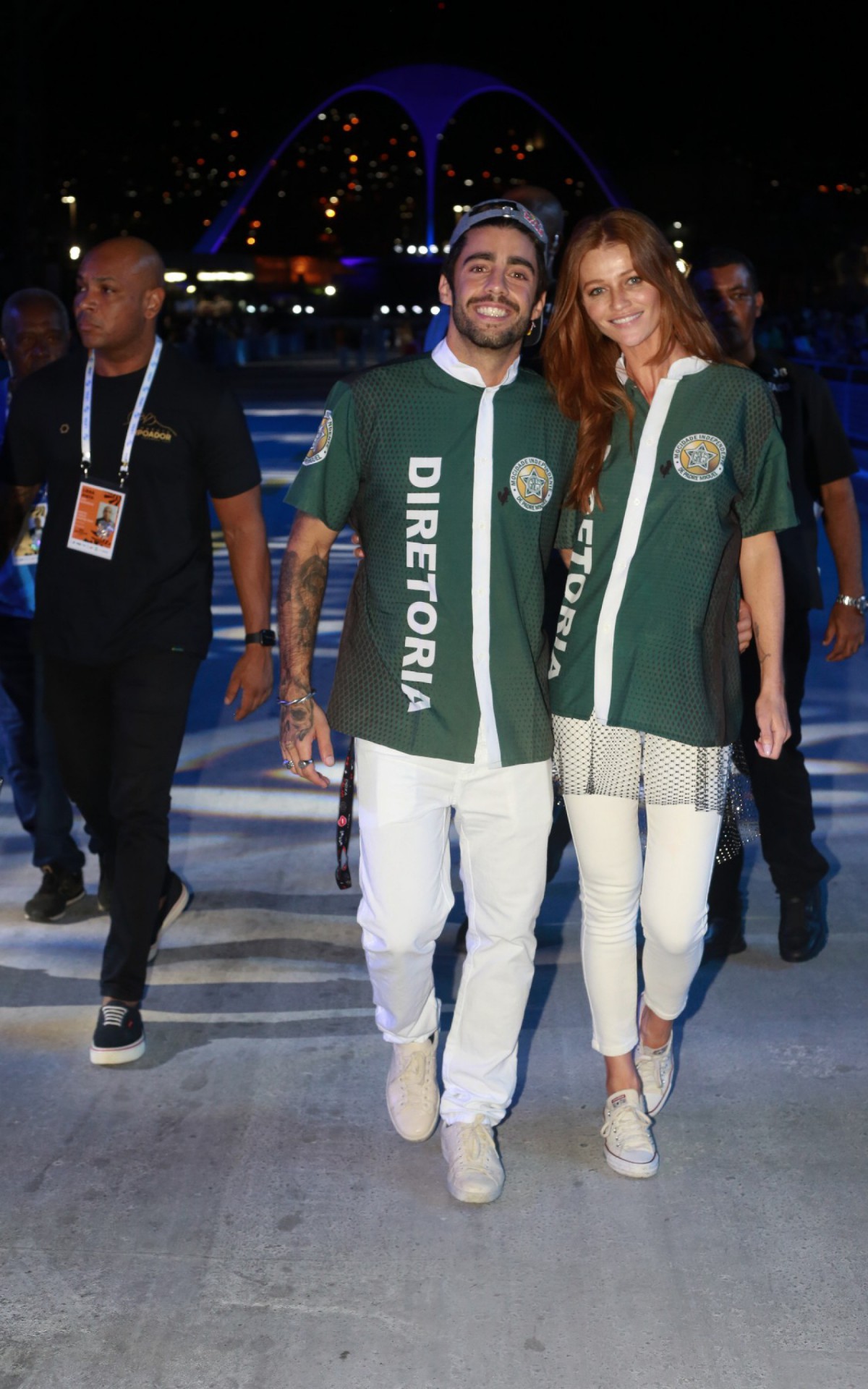 Pedro Scooby e Cintia Diecker desfilaram pela Mocidade nesta madrugada