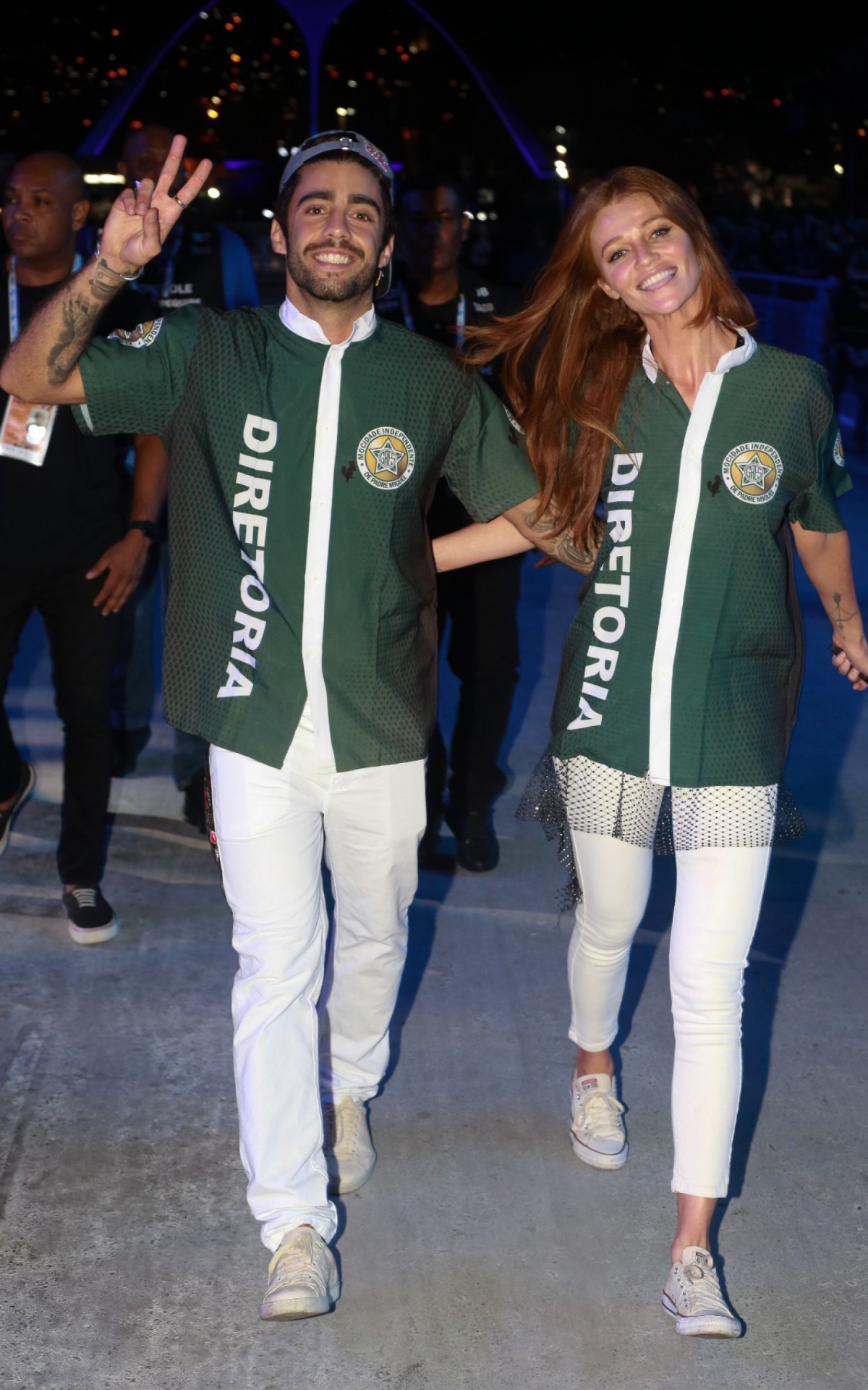 Pedro Scooby e Cintia Diecker desfilaram pela Mocidade nesta madrugada