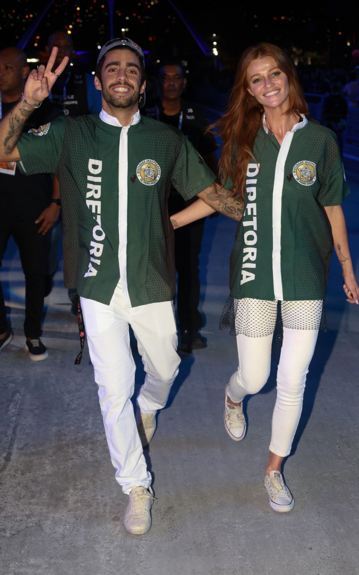 Pedro Scooby e Cintia Diecker desfilaram pela Mocidade nesta madrugada