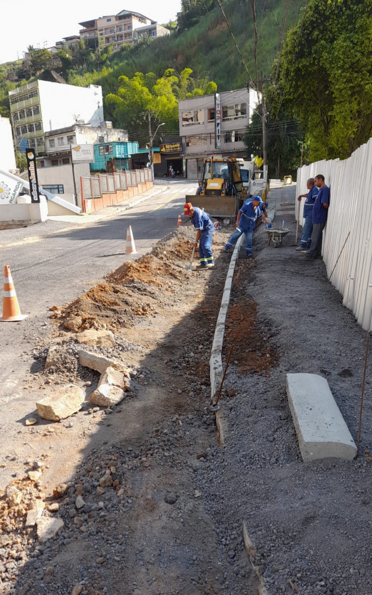 Nesta quinta e sexta-feira, dias 21 e 22, foi feita a recomposi&ccedil;&atilde;o do meio fio