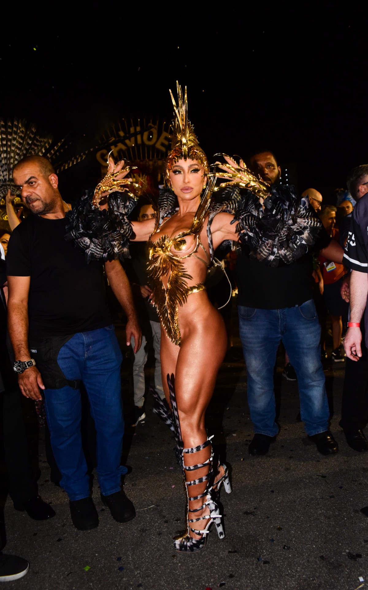 Sabrina Sato na concentra&ccedil;&atilde;o da Gavi&otilde;es da Fiel