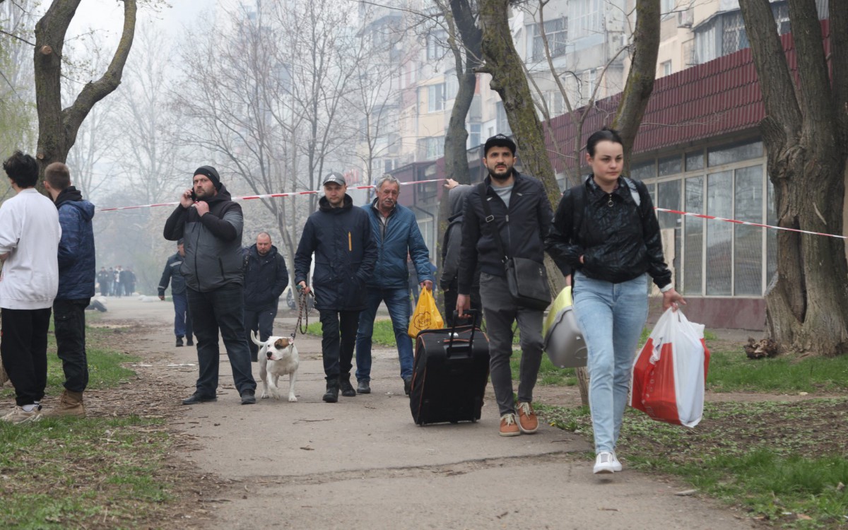 Civis fogem da invasão da Ucrânia pela Rússia, em Odessa - AFP