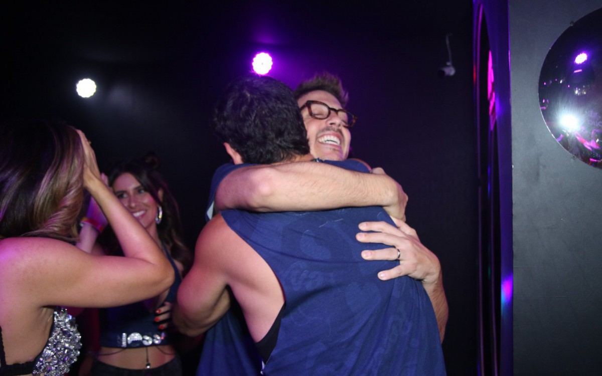 F&aacute;bio Porchat ganha um abra&ccedil;o de Jo&atilde;o Vicente de Castro